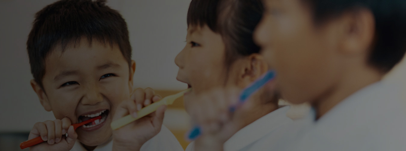 Kids brushing teeth